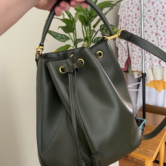 SOLD 🚫 Bucket Purse 🤩 - Picture 3 of 6